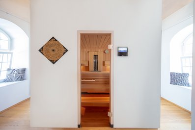 Sauna mit SANARIUM-Ofen und Infrarotsitz - massgeschneiderte Entspannung