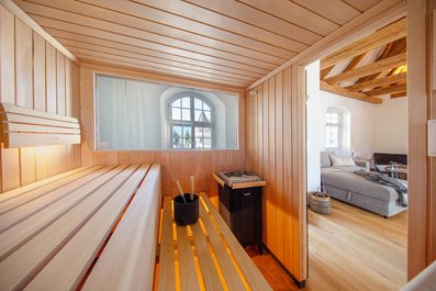 Massgeschneiderte Sauna von KLAFS mit Panoramafenster